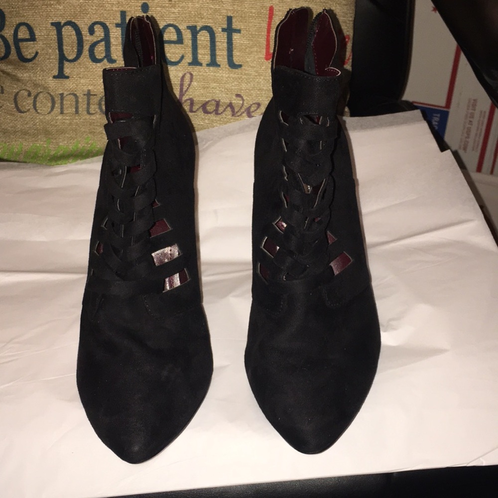 🔥Sale🔥Beautiful booties with squares/look laced. - Picture 2 of 5